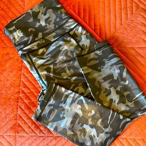Zyia camo carpi legging with pockets